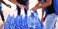 Galões de água são distribuídos para a população em Bauru.  Foto: Prefeitura de Bauru/ Divulgação / Estadão