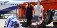 Judeus migrantes na chegada ao aeroporto Ben Gurion, em Tel Aviv, Israel, em 25 de junho de 2025. O n&uacute;mero de imigrantes est&aacute; em queda, enquanto os emigrantes s&atilde;o cada vez mais numerosos.  Foto: &copy; JACK GUEZ / AFP / RFI