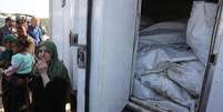 Corpos de palestinos mortos são transferidos por caminhões refrigerados da Cruz Vermelha  Foto: AFP / BBC News Brasil