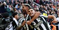 O brasileiro Joelinton tenta escapar da marcação de Lukic e levar o Newcastle ao ataque.   Foto: Stu Forster/Getty Images / Jogada10