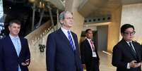 O secretário do Tesouro dos EUA, Scott Bessent (no centro da foto), participa de reuniões preparatórias com representantes de Pequim em Kuala Lumpur, na Malásia, antes do encontro entre os presidentes dos Estados Unidos e da China na Coreia do Sul. Imagem de 26 de outubro de 2025.  Foto: © Hasnoor Hussain / REUTERS / RFI