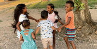 Crianças Xokó brincam ao ar livre.  Foto: Isabelly Xokó 