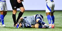 Cássio, goleiro do Cruzeiro, após ser atingido por garrafa em jogo contra o Palmeiras  Foto: ROBERTO CASIMIRO/FOTOARENA/ESTADÃO CONTEÚDO