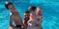 Rafael Cardoso teve dia de piscina ao lado de filhos  Foto: Reprodução/Instagram @rafaelcardoso9