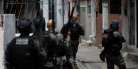 Policiais militares em operação contra o Comando Vermelho no Rio  Foto: EPA/Shutterstock / BBC News Brasil