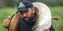 Saulo Jennings participa de projeto de manejo de pirarucu em Santar&eacute;m  Foto: Vitor Alvarenga/Divulga&ccedil;&atilde;o / BBC News Brasil