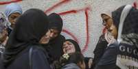 Palestinas choram morte de parente na Cidade de Gaza, em meio a ataques de Israel  Foto: ANSA / Ansa - Brasil