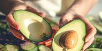 Conheça os benefícios de comer abacate todos os dias  Foto: Freepik