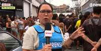 A repórter Priscila Moraes em entrada ao vivo na GloboNews: jornalistas precisam conhecimento teórico do crime e das políticas de segurança pública  Foto: Reprodução/TV