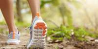 Descubra se a caminhada ajuda a perder peso  Foto: Freepik
