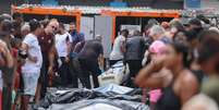 Corpos são retirados do Complexo da Penha, no Rio de Janeiro, na maior chacina da história, com 132 mortos.  Foto: Tomaz Silva/AB