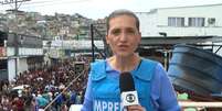 A repórter Bette Lucchese em matéria no 'JN' sobre a megaoperação com dezenas de mortes, inclusive de policiais, em comunidades do Rio  Foto: Reprodução/TV