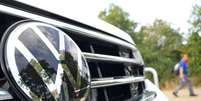 Logo da Volkswagen  em um de seus carros 
03/09/2024
REUTERS/Fabian Bimmer
  Foto: Reuters