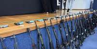 Armas de exércitos da Venezuela, Argentina, Peru e Brasil estão entre o arsenal de mais de 90 fuzis apreendidos na megaoperação no RJ  Foto: Catarina Carvalho/Redação Terra