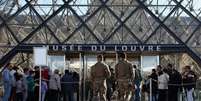 Vários suspeitos detidos após o assalto ao Museu do Louvre, em Paris, foram ouvidos neste sábado (1°) pela Justiça francesa, no âmbito da investigação sobre o roubo das joias de repercussão mundial.  Foto: © Reuters / RFI