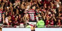 Bruno Henrique corre para celebrar. Atacante, ídolo da Nação, fez dois gols contra o Sport. Fotos: Gilvan de Souza/Flamengo  Foto: Jogada10