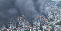 Imagens de drones mostram incêndio provocado por barricadas em megaoperação no RJ  Foto: Divulgação/Governo do RJ