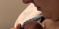 Sydney compartilhou o momento em que carregou seu bebê prematuro pela primeira vez  Foto: Reprodução/TikTok/@squidney1117
