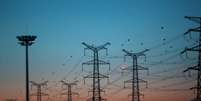Torres de transmissão de energia em Pequim  Foto: Reuters