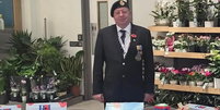 Andrew Johnson, maquinista da LNER, fotografado em uma barraca da Royal British Legion, instituição de caridade das Forças Armadas do Reino Unido  Foto: Andrew Johnson/Facebook / BBC News Brasil