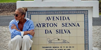 Galisteu em placa em homenagem a Senna em Portugal  Foto: Reprodução/Instagram