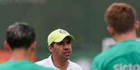 Foto: Cesar Greco/Palmeiras - Legenda: Abel durante conversa com o elenco na Academia de Futebol / Jogada10