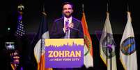 Zohran Mamdani, eleito prefeito de Nova York na terça-feira, 4 de novembro, afirmou que a cidade, terra natal do presidente norte-americano, pode “mostrar a uma nação traída por Donald Trump como derrotá-lo”.  Foto: Getty Images via AFP - MICHAEL M. SANTIAGO / RFI