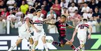  Foto: Gilvan de Souza / Flamengo - Legenda: São Paulo e Flamengo ficam no empate na Vila Belmiro / Jogada10