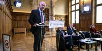O presidente do Tribunal de Contas da França, Pierre Moscovici, apresenta o relatório do Tribunal sobre o Louvre, em Paris, em 6 de novembro de 2025.  Foto: AFP - BERTRAND GUAY / RFI