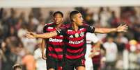  Foto: Gilvan de Souza / Flamengo - Legenda: Samuel Lino comemora primeiro gol pelo Flamengo desde agosto / Jogada10