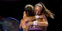 Luisa Stefani e Timea Babos se abraçando Foto: ( Getty Images) / Sportbuzz