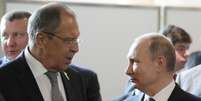 Vladimir Putin e Sergei Lavrov em Hamburgo 7/7/2017 Sputnik/Mikhail Klimentyev/Kremlin via REUTERS Foto: Reuters