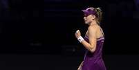 Rybakina comemorando ponto no WTA Finals Foto: ( Getty Images) / Sportbuzz