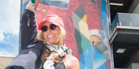 Adriane Galisteu posa em frente a pintura de Ayrton Senna  Foto: Reprodução/Instagram