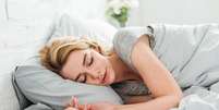 Ambientes escuros, frescos e silenciosos favorecem a produção de melatonina e facilitam o adormecimento rápido - depositphotos.com / AllaSerebrina Foto: Giro 10