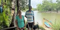 Dona Maria e seu João criaram os filhos às margens do igarapé Piraíba e hoje veem um rio sem vida  Foto: Isabella Lima/Terra