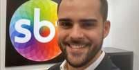 Lucas Carvalho inicia terceira temporada no SBT, agora no canal de notícias do clã Abravanel  Foto: Reprodução