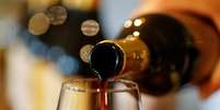 Vinho tinto francês é servido em uma taça no Château du Pavillon em Sainte-Croix-du-Mont, França
29 de julho de 2019
REUTERS/Regis Duvignau  Foto: Reuters