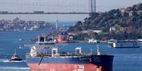 Navio petroleiro SCF Surgut, pertencente ao principal grupo de navios petroleiros da Rússia, Sovcomflot, transita pelo Bósforo em Istambul, Turquia
04/04/2024
REUTERS/Yoruk Isik  Foto: Reuters