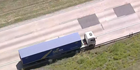 Caminhão é retirado de pista do Rodoanel após mais de 5 horas atravessado  Foto: Reprodução/TV Globo