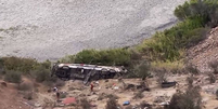 Ônibus caiu em precipício de 200 metros no Peru  Foto: D News/ X