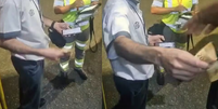 Passageiros filmaram o momento em que o motorista do ônibus desceu para fazer o pagamento da dívida com o pedágio  Foto: Reprodução/TV Globo