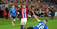  Foto: Marius Nordnes / Nordnes Foto/Getty Images - Legenda: Jogadores de Noruega e Estônia em disputa de bola nas Eliminatórias / Jogada10