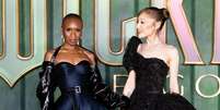 Invasor conhecido por perturbar shows de artistas famosos atacou Grande no tapete amarelo, sendo contido pela colega de elenco Cynthia Erivo  Foto: Samir Hussein/WireImage / Rolling Stone Brasil