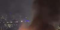 Moradores das proximidades registraram chamas e uma coluna de fumaça após a explosão  Foto: Reprodução / Estadão