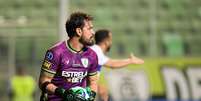Matheus Cavichioli com a camisa do América-MG, em 2023  Foto: Gledston Tavares/Eurasia Sport Images/Getty Images