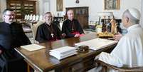 O papa Leão 14 recebendo bispos canadenses no Vaticano  Foto: DW / Deutsche Welle