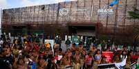  portão principal do espaço onde ocorre a Cúpula do Clima das Nações Unidas (COP- 30) em Belém foi fechado na manhã desta sexta-feira, 14, por causa de um protesto de indígenas Mundurukus em frente à zona azul, onde ocorrem as negociações. A entrada para a conferência da ONU está sendo feita por uma entrada lateral.  Foto: WILTON JUNIOR/ESTADÃO CONTEÚDO