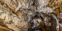Entre estalactites e estalagmites, a Caverna do Diabo revela cenários impressionantes e muita história - Wikimedia Commons/ Eder Fortunato Foto: Giro 10