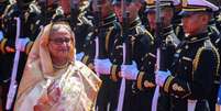 A primeira-ministra de Bangladesh, Sheikh Hasina, passando por uma guarda de honra na Government House durante sua visita à Tailândia, em Bangcoc, em 26 de abril de 2024  Foto: Athit Perawongmetha/Reuters / BBC News Brasil